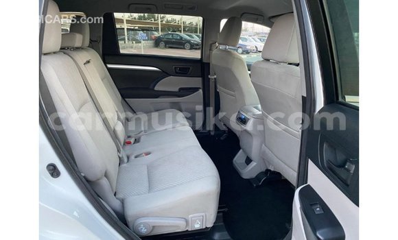 Tenga Imported Toyota Highlander Chena Mota in Import - Dubai in Harare Tenga Imported Toyota Highlander Chena Mota in Import - Dubai in Harare