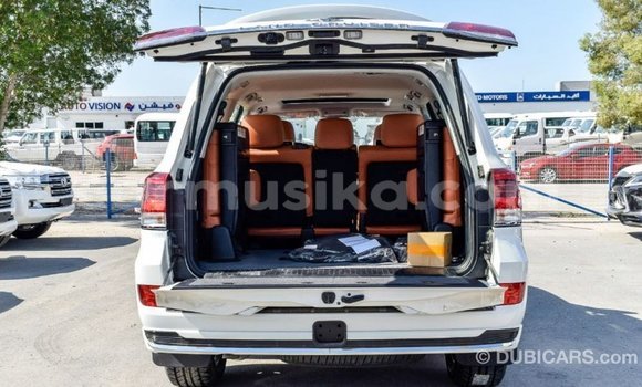 Tenga Imported Toyota Land Cruiser Chena Mota in Import - Dubai in Harare Tenga Imported Toyota Land Cruiser Chena Mota in Import - Dubai in Harare