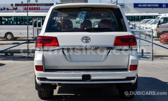 Tenga Imported Toyota Land Cruiser Chena Mota in Import - Dubai in Harare Tenga Imported Toyota Land Cruiser Chena Mota in Import - Dubai in Harare