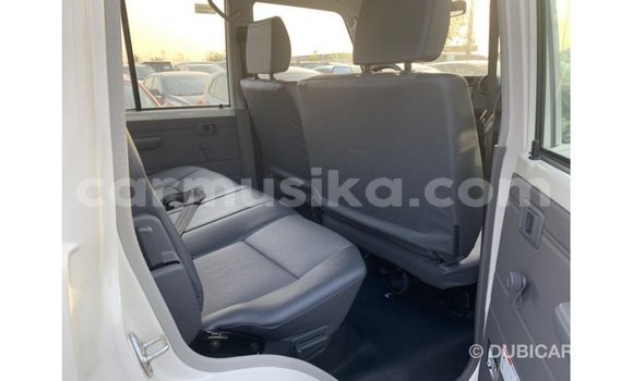 Tenga Imported Toyota Land Cruiser Chena Mota in Import - Dubai in Harare Tenga Imported Toyota Land Cruiser Chena Mota in Import - Dubai in Harare