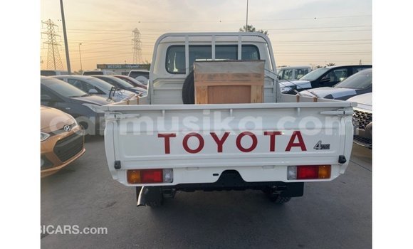 Tenga Imported Toyota Land Cruiser Chena Mota in Import - Dubai in Harare Tenga Imported Toyota Land Cruiser Chena Mota in Import - Dubai in Harare