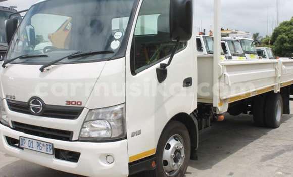 Acheter Occasion Utilitaire Hino 300 Series Blanc à Beitbridge, Matabeleland South Acheter Occasion Utilitaire Hino 300 Series Blanc à Beitbridge, Matabeleland South