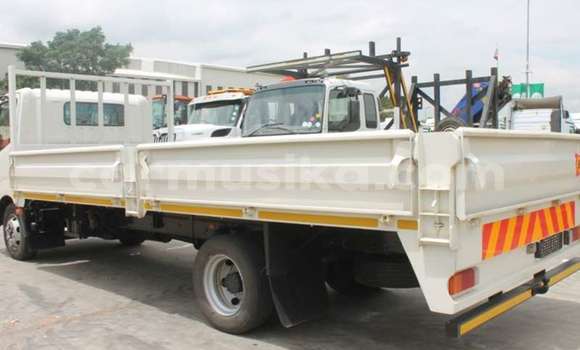 Acheter Occasion Utilitaire Hino 300 Series Blanc à Beitbridge, Matabeleland South Acheter Occasion Utilitaire Hino 300 Series Blanc à Beitbridge, Matabeleland South