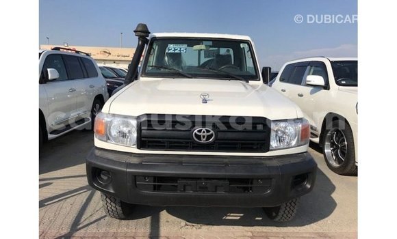 Tenga Imported Toyota Land Cruiser Chena Mota in Import - Dubai in Harare Tenga Imported Toyota Land Cruiser Chena Mota in Import - Dubai in Harare