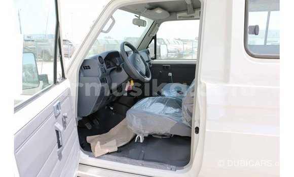 Acheter Import Voiture Toyota Land Cruiser Blanc à Import - Dubai, Harare Acheter Import Voiture Toyota Land Cruiser Blanc à Import - Dubai, Harare