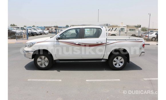 Acheter Import Voiture Toyota Hilux Blanc à Import - Dubai, Harare Acheter Import Voiture Toyota Hilux Blanc à Import - Dubai, Harare