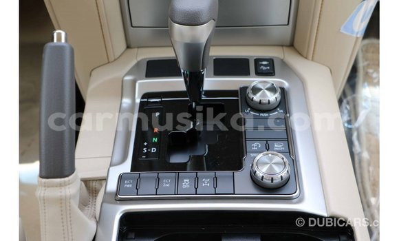 Acheter Import Voiture Toyota Land Cruiser Blanc à Import - Dubai, Harare Acheter Import Voiture Toyota Land Cruiser Blanc à Import - Dubai, Harare