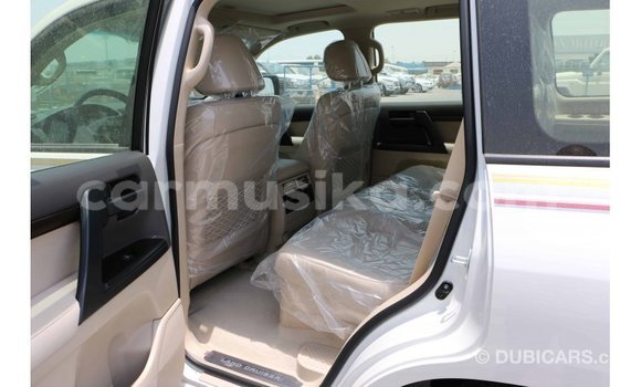 Acheter Import Voiture Toyota Land Cruiser Blanc à Import - Dubai, Harare Acheter Import Voiture Toyota Land Cruiser Blanc à Import - Dubai, Harare