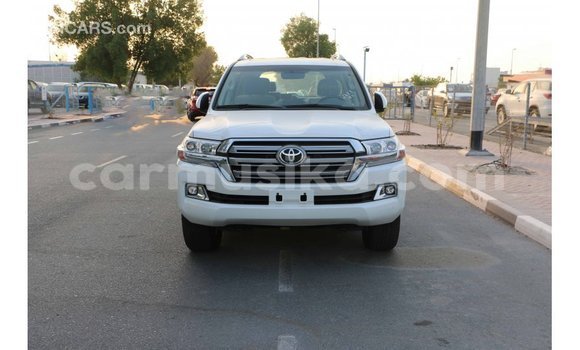Acheter Import Voiture Toyota Land Cruiser Blanc à Import - Dubai, Harare Acheter Import Voiture Toyota Land Cruiser Blanc à Import - Dubai, Harare