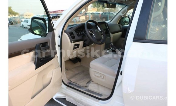 Acheter Import Voiture Toyota Land Cruiser Blanc à Import - Dubai, Harare Acheter Import Voiture Toyota Land Cruiser Blanc à Import - Dubai, Harare