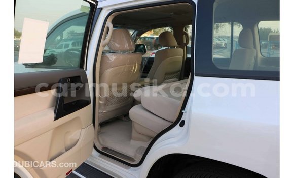 Acheter Import Voiture Toyota Land Cruiser Blanc à Import - Dubai, Harare Acheter Import Voiture Toyota Land Cruiser Blanc à Import - Dubai, Harare
