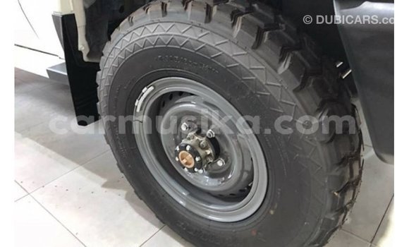 Nunua Imported Toyota Land Cruiser Nyeupe Gari ndani ya Import - Dubai nchini Harare Nunua Imported Toyota Land Cruiser Nyeupe Gari ndani ya Import - Dubai nchini Harare