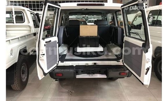 Acheter Import Voiture Toyota Land Cruiser Blanc à Import - Dubai, Harare Acheter Import Voiture Toyota Land Cruiser Blanc à Import - Dubai, Harare