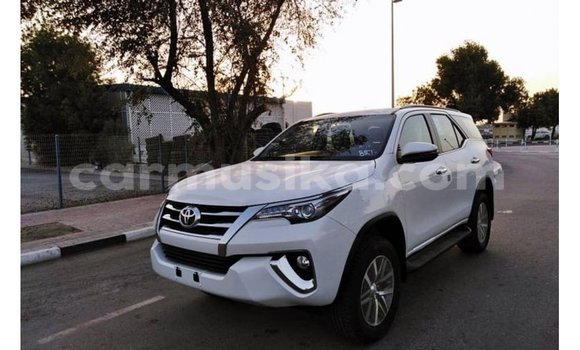 Acheter Import Voiture Toyota Fortuner Blanc à Import - Dubai, Harare Acheter Import Voiture Toyota Fortuner Blanc à Import - Dubai, Harare