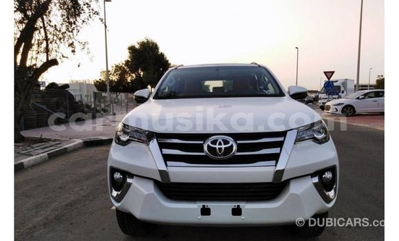 Acheter Import Voiture Toyota Fortuner Blanc à Import - Dubai, Harare Acheter Import Voiture Toyota Fortuner Blanc à Import - Dubai, Harare