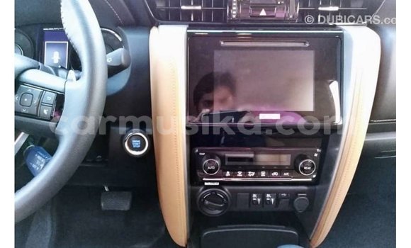 Acheter Import Voiture Toyota Fortuner Blanc à Import - Dubai, Harare Acheter Import Voiture Toyota Fortuner Blanc à Import - Dubai, Harare