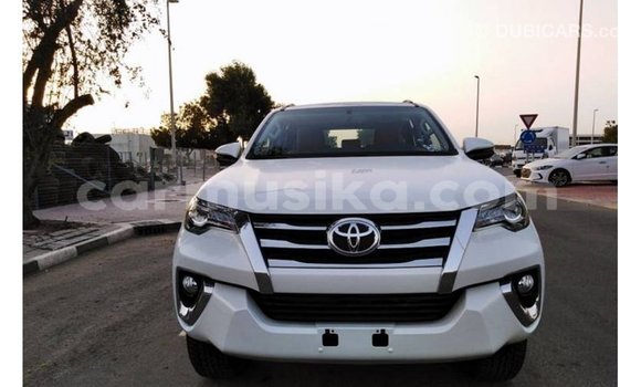 Acheter Import Voiture Toyota Fortuner Blanc à Import - Dubai, Harare Acheter Import Voiture Toyota Fortuner Blanc à Import - Dubai, Harare