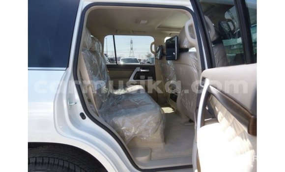 Tenga Imported Toyota Land Cruiser Chena Mota in Import - Dubai in Harare Tenga Imported Toyota Land Cruiser Chena Mota in Import - Dubai in Harare