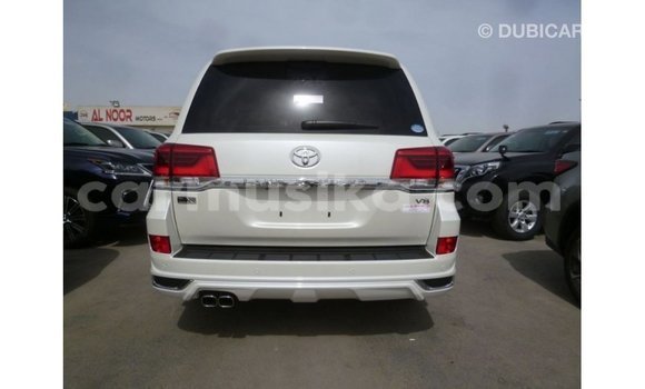 Nunua Imported Toyota Land Cruiser Nyeupe Gari ndani ya Import - Dubai nchini Harare Nunua Imported Toyota Land Cruiser Nyeupe Gari ndani ya Import - Dubai nchini Harare