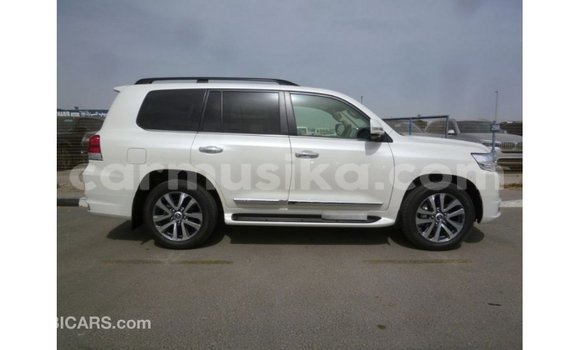Nunua Imported Toyota Land Cruiser Nyeupe Gari ndani ya Import - Dubai nchini Harare Nunua Imported Toyota Land Cruiser Nyeupe Gari ndani ya Import - Dubai nchini Harare