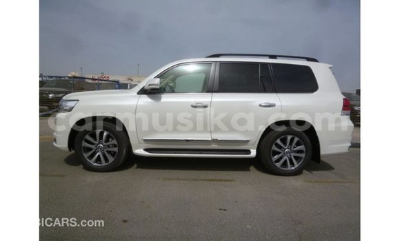 Nunua Imported Toyota Land Cruiser Nyeupe Gari ndani ya Import - Dubai nchini Harare Nunua Imported Toyota Land Cruiser Nyeupe Gari ndani ya Import - Dubai nchini Harare