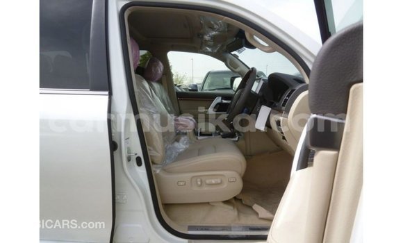 Nunua Imported Toyota Land Cruiser Nyeupe Gari ndani ya Import - Dubai nchini Harare Nunua Imported Toyota Land Cruiser Nyeupe Gari ndani ya Import - Dubai nchini Harare