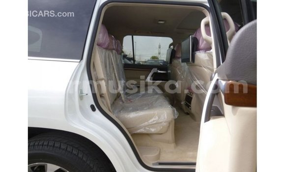Nunua Imported Toyota Land Cruiser Nyeupe Gari ndani ya Import - Dubai nchini Harare Nunua Imported Toyota Land Cruiser Nyeupe Gari ndani ya Import - Dubai nchini Harare