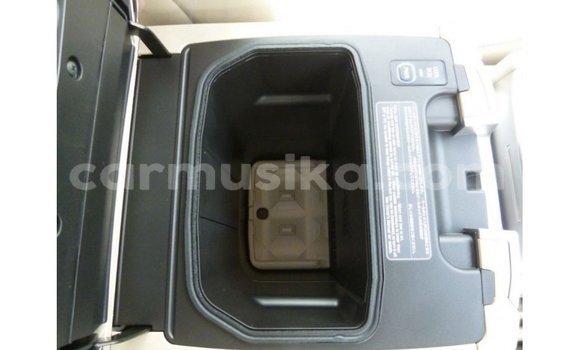 Nunua Imported Toyota Land Cruiser Nyeupe Gari ndani ya Import - Dubai nchini Harare Nunua Imported Toyota Land Cruiser Nyeupe Gari ndani ya Import - Dubai nchini Harare