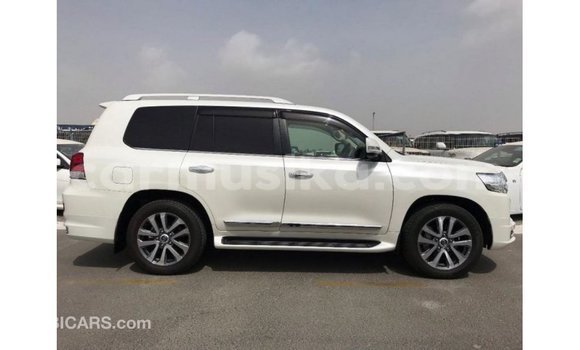 Tenga Imported Toyota Land Cruiser Chena Mota in Import - Dubai in Harare Tenga Imported Toyota Land Cruiser Chena Mota in Import - Dubai in Harare