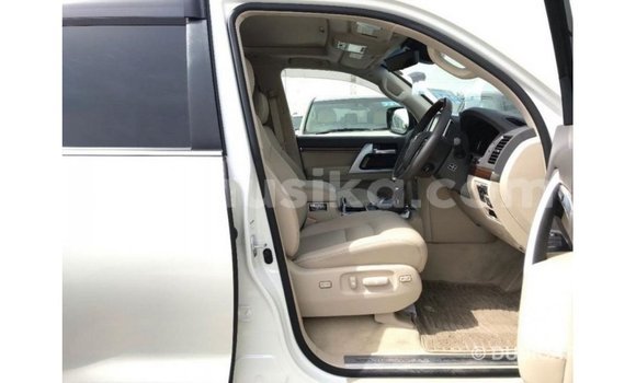 Tenga Imported Toyota Land Cruiser Chena Mota in Import - Dubai in Harare Tenga Imported Toyota Land Cruiser Chena Mota in Import - Dubai in Harare