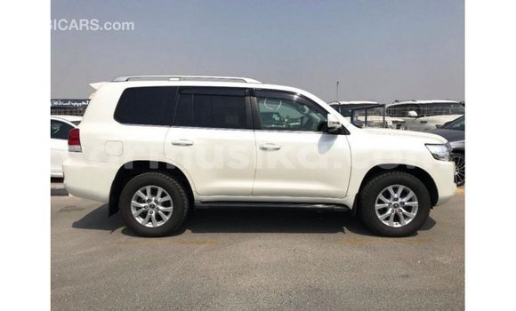 Tenga Imported Toyota Land Cruiser Chena Mota in Import - Dubai in Harare Tenga Imported Toyota Land Cruiser Chena Mota in Import - Dubai in Harare