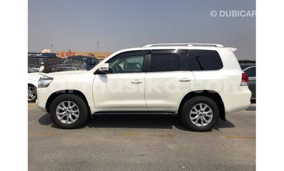 Tenga Imported Toyota Land Cruiser Chena Mota in Import - Dubai in Harare Tenga Imported Toyota Land Cruiser Chena Mota in Import - Dubai in Harare