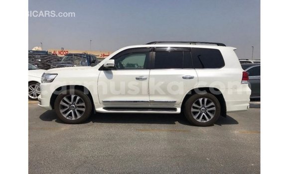 Tenga Imported Toyota Land Cruiser Chena Mota in Import - Dubai in Harare Tenga Imported Toyota Land Cruiser Chena Mota in Import - Dubai in Harare