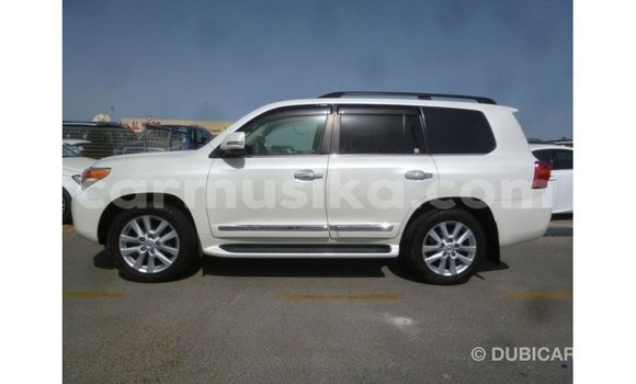 Tenga Imported Toyota Land Cruiser Chena Mota in Import - Dubai in Harare Tenga Imported Toyota Land Cruiser Chena Mota in Import - Dubai in Harare