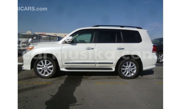 Tenga Imported Toyota Land Cruiser Chena Mota in Import - Dubai in Harare Tenga Imported Toyota Land Cruiser Chena Mota in Import - Dubai in Harare