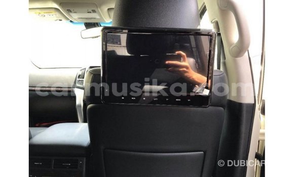 Tenga Imported Toyota Land Cruiser Chena Mota in Import - Dubai in Harare Tenga Imported Toyota Land Cruiser Chena Mota in Import - Dubai in Harare