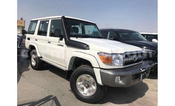 Nunua Imported Toyota Land Cruiser Nyeupe Gari ndani ya Import - Dubai nchini Harare Nunua Imported Toyota Land Cruiser Nyeupe Gari ndani ya Import - Dubai nchini Harare