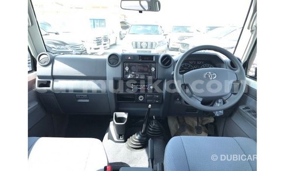 Nunua Imported Toyota Land Cruiser Nyeupe Gari ndani ya Import - Dubai nchini Harare Nunua Imported Toyota Land Cruiser Nyeupe Gari ndani ya Import - Dubai nchini Harare