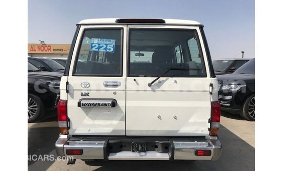 Nunua Imported Toyota Land Cruiser Nyeupe Gari ndani ya Import - Dubai nchini Harare Nunua Imported Toyota Land Cruiser Nyeupe Gari ndani ya Import - Dubai nchini Harare