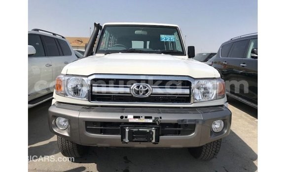 Nunua Imported Toyota Land Cruiser Nyeupe Gari ndani ya Import - Dubai nchini Harare Nunua Imported Toyota Land Cruiser Nyeupe Gari ndani ya Import - Dubai nchini Harare