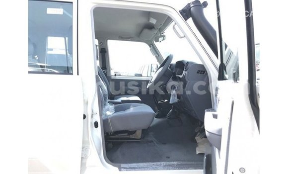 Nunua Imported Toyota Land Cruiser Nyeupe Gari ndani ya Import - Dubai nchini Harare Nunua Imported Toyota Land Cruiser Nyeupe Gari ndani ya Import - Dubai nchini Harare