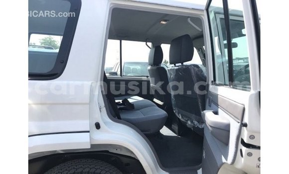 Nunua Imported Toyota Land Cruiser Nyeupe Gari ndani ya Import - Dubai nchini Harare Nunua Imported Toyota Land Cruiser Nyeupe Gari ndani ya Import - Dubai nchini Harare