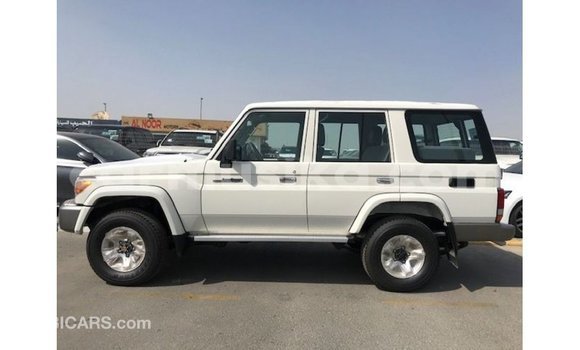 Nunua Imported Toyota Land Cruiser Nyeupe Gari ndani ya Import - Dubai nchini Harare Nunua Imported Toyota Land Cruiser Nyeupe Gari ndani ya Import - Dubai nchini Harare