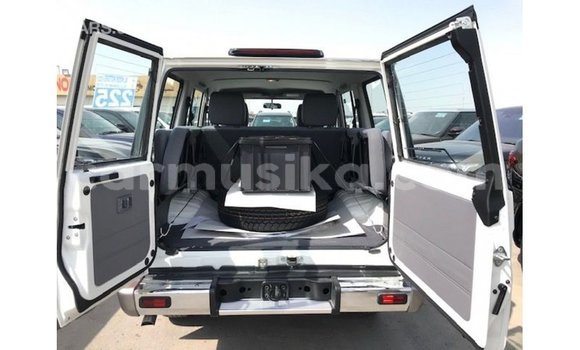Nunua Imported Toyota Land Cruiser Nyeupe Gari ndani ya Import - Dubai nchini Harare Nunua Imported Toyota Land Cruiser Nyeupe Gari ndani ya Import - Dubai nchini Harare