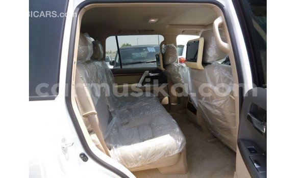 Tenga Imported Toyota Land Cruiser Chena Mota in Import - Dubai in Harare Tenga Imported Toyota Land Cruiser Chena Mota in Import - Dubai in Harare
