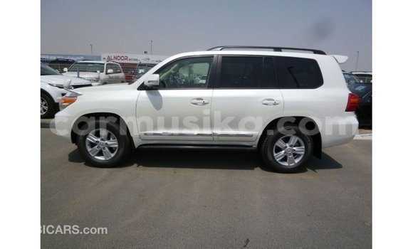 Tenga Imported Toyota Land Cruiser Chena Mota in Import - Dubai in Harare Tenga Imported Toyota Land Cruiser Chena Mota in Import - Dubai in Harare