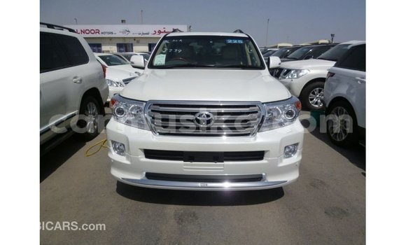 Nunua Imported Toyota Land Cruiser Nyeupe Gari ndani ya Import - Dubai nchini Harare Nunua Imported Toyota Land Cruiser Nyeupe Gari ndani ya Import - Dubai nchini Harare
