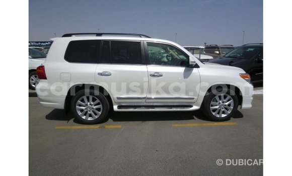 Nunua Imported Toyota Land Cruiser Nyeupe Gari ndani ya Import - Dubai nchini Harare Nunua Imported Toyota Land Cruiser Nyeupe Gari ndani ya Import - Dubai nchini Harare