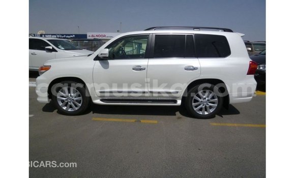 Nunua Imported Toyota Land Cruiser Nyeupe Gari ndani ya Import - Dubai nchini Harare Nunua Imported Toyota Land Cruiser Nyeupe Gari ndani ya Import - Dubai nchini Harare