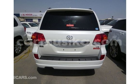 Nunua Imported Toyota Land Cruiser Nyeupe Gari ndani ya Import - Dubai nchini Harare Nunua Imported Toyota Land Cruiser Nyeupe Gari ndani ya Import - Dubai nchini Harare